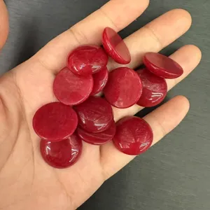 Dettaglio di cabochon tondi in agata rossa naturale per la creazione di gioielli fai-da-te