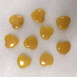 Vue macro montrant la surface polie d'ornements en pierre d'agate jaune en forme de cœur