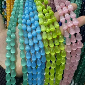 Varias cuentas de piedra ojo de gato de colores para hacer collares y pulseras de bricolaje.
