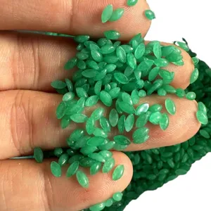 Primo piano di cabochon marquise in pietra naturale verde tenuti in mano