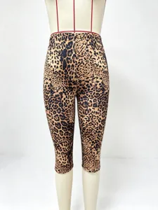 Leopard print casual capri leggings for women, fashionable digital print stretch five-point pants.