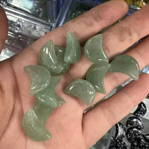 Gedetailleerde macro-opname van gepolijste 20mm groene maanvormige natuurstenen in hand