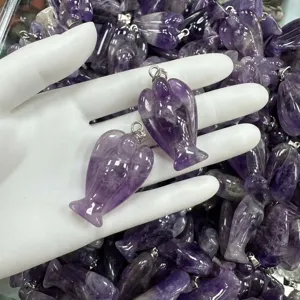 Detailansicht handgeschnitzter violetter Amethyst-Engel-Anhänger mit Naturkristalltextur