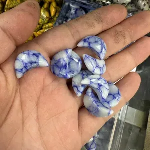 Macro-opname van 20 mm maanvormige stenen met blauwe aders voor schaalweergave
