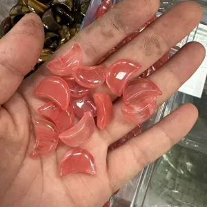 Gedetailleerd overzicht van 20mm gepolijste maanvormige roze natuurlijke kristallen