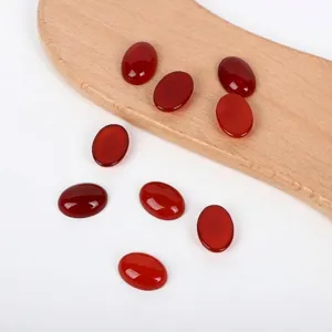Nahaufnahme von polierten natürlichen roten Achat-Cabochons für DIY-Schmuckherstellung