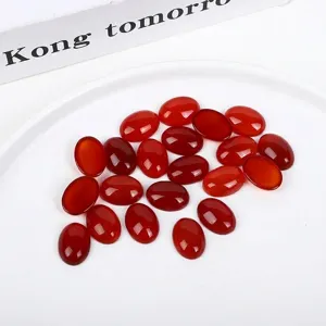 Makro-Detail natürlicher roter Achat-Oval-Cabochons für DIY-Schmuckherstellung