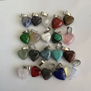 Sammlung von 12mm herzförmigen Naturstein- und Kristallanhängern für Schmuck