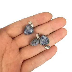 Natürlicher 12mm Herzanhänger aus blau geflecktem Stein mit silberner Öse für Halsketten