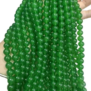 Natürliche grüne Steinperlen für die Herstellung von DIY-Armbändern und Halsketten.