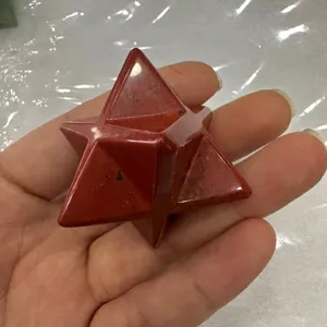 Detailansicht eines roten Jaspis Merkabah Stern-Tetraeder Steins in der Hand gehalten
