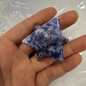 Nahaufnahme der blau-weißen Marmorierung eines Merkaba-Stern-Ornaments aus Naturstein