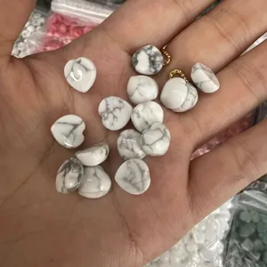 Gros plan de perles en pierre naturelle en forme de cœur de marbre blanc pour bijoux DIY