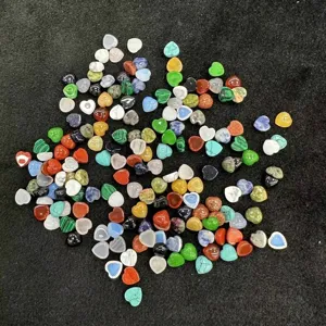 Vue macro détaillée de cabochons en agate de pierre naturelle multicolores en forme de cœur.