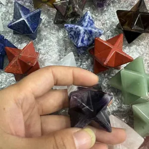 Handgefertigte Merkaba-Sternkristalle aus Naturstein in verschiedenen Farben für Deko