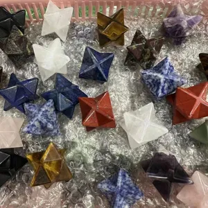 Sammlung von Merkaba-Kristallen aus Naturstein mit Stern-Tetraeder-Heilgeometrie