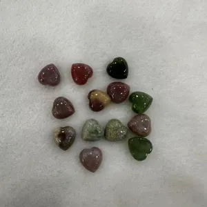 Gros plan de cabochons en agate naturelle en forme de cœur pour la création de bijoux DIY