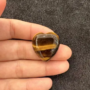 Vue rapprochée d'un cabochon en œil de tigre en forme de cœur avec des bandes jaunes