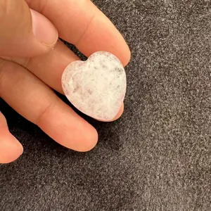 Gros plan d'un cabochon en agate rose naturelle en forme de cœur pour bijoux