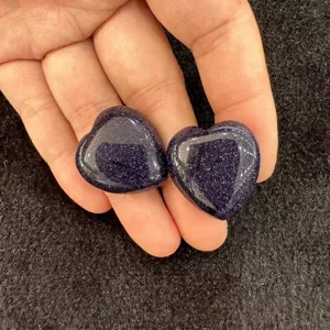Vue macro détaillée de deux pierres scintillantes en forme de cœur en grès bleu