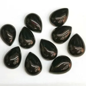 Makroaufnahme von natürlichen schwarzen Onyx-Tropfen-Cabochons mit einer polierten Oberfläche