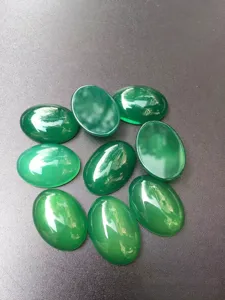 Détail macro de pierres d'agate verte ovales lisses avec une finition polie translucide
