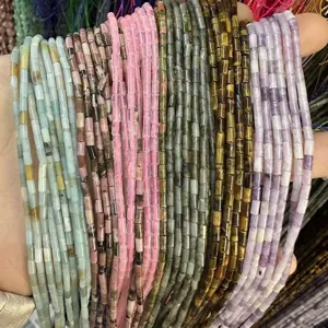 Gros plan de perles en pierre naturelle de 2x4mm en diverses couleurs pour bijoux DIY.