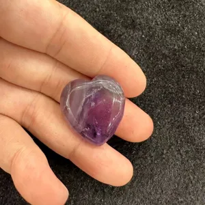Gros plan détaillé d'une pierre d'agate violette en forme de cœur, textures naturelles.