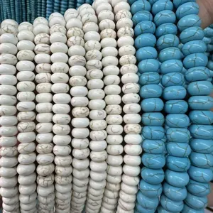 Vue détaillée de rangs de perles boulier turquoise blanches et bleues pour bijoux DIY