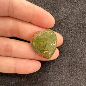 Vue détaillée d'un cabochon en pierre naturelle unakite en forme de cœur pour bijoux