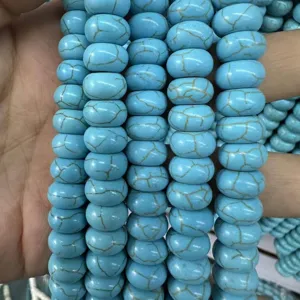 Vue macro de perles turquoises en forme d'abaque pour la fabrication de bijoux DIY