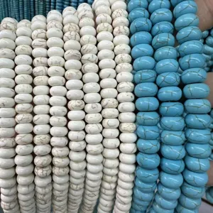 Détail macro de perles d'espacement boulier en howlite blanche et turquoise DIY