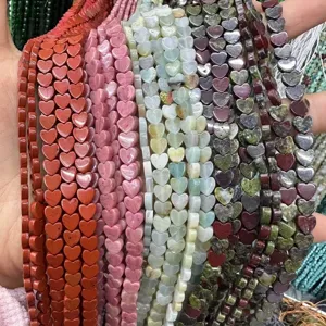 Primo piano di perle in pietra naturale a forma di cuore da 6 mm per gioielli fai da te