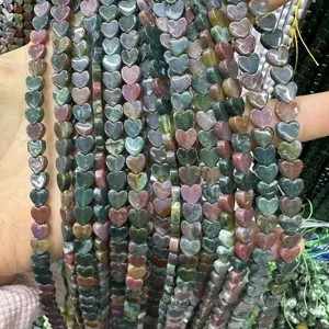 Primo piano di perle in pietra naturale a forma di cuore da 6mm per gioielli fai da te