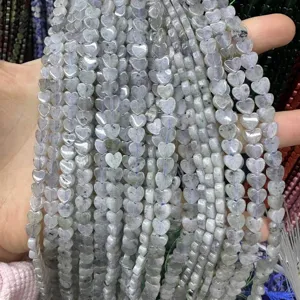 Primo piano di perle in pietra naturale a forma di cuore da 6 mm per gioielli fai-da-te