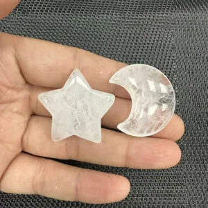 Natürliche klare Kristalle in Mond- und Sternform für den Größenvergleich in der Hand