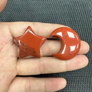 Makroansicht polierter roter Jaspis-Mond und Stern-Steinschnitzereien für DIY-Schmuck