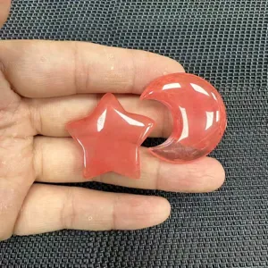Detailaufnahme von rosa Naturstein-Stern- und Mondanhängern für DIY-Schmuckzubehör