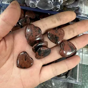 Handpolierte, herzförmige 20-mm-Mahagoni-Obsidian-Natursteine für die Edelsteindekoration.