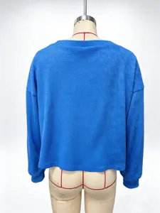 Vista posteriore dettaglio del maglione ampio a maniche lunghe in maglia waffle blu.