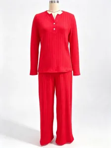 Détail de l'ensemble haut pantalon côtelé rouge, vêtement d'intérieur automne hiver confortable.