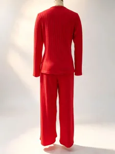 Haut à manches longues et pantalon côtelés rouges ensemble de maison décontracté détail.