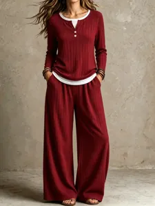 Ensemble de loungewear côtelé bordeaux pour femme haut à manches longues et pantalon large.