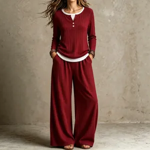Ensemble de survêtement décontracté femme haut côtelé manches longues et pantalon large.