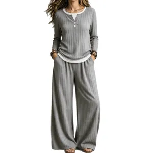 Ensemble de loungewear gris en tricot côtelé haut manches longues et pantalon large automne