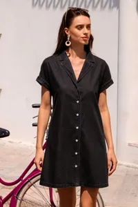 Vista dettagliata di un'elegante abito camicia in denim nero con revers e maniche corte.
