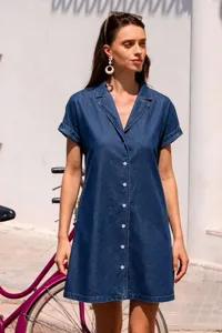 Vista dettagliata di un elegante abito chemisier in denim a maniche corte con revers.