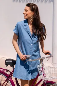Dettaglio del vestito corto in denim da donna, elegante abito camicia estivo casual.