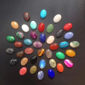 Vue détaillée de divers cabochons en pierre naturelle ovale, dont l'agate et le lapis-lazuli