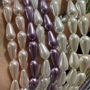 Primer plano de perlas de imitación con forma de gota de agua en varios colores